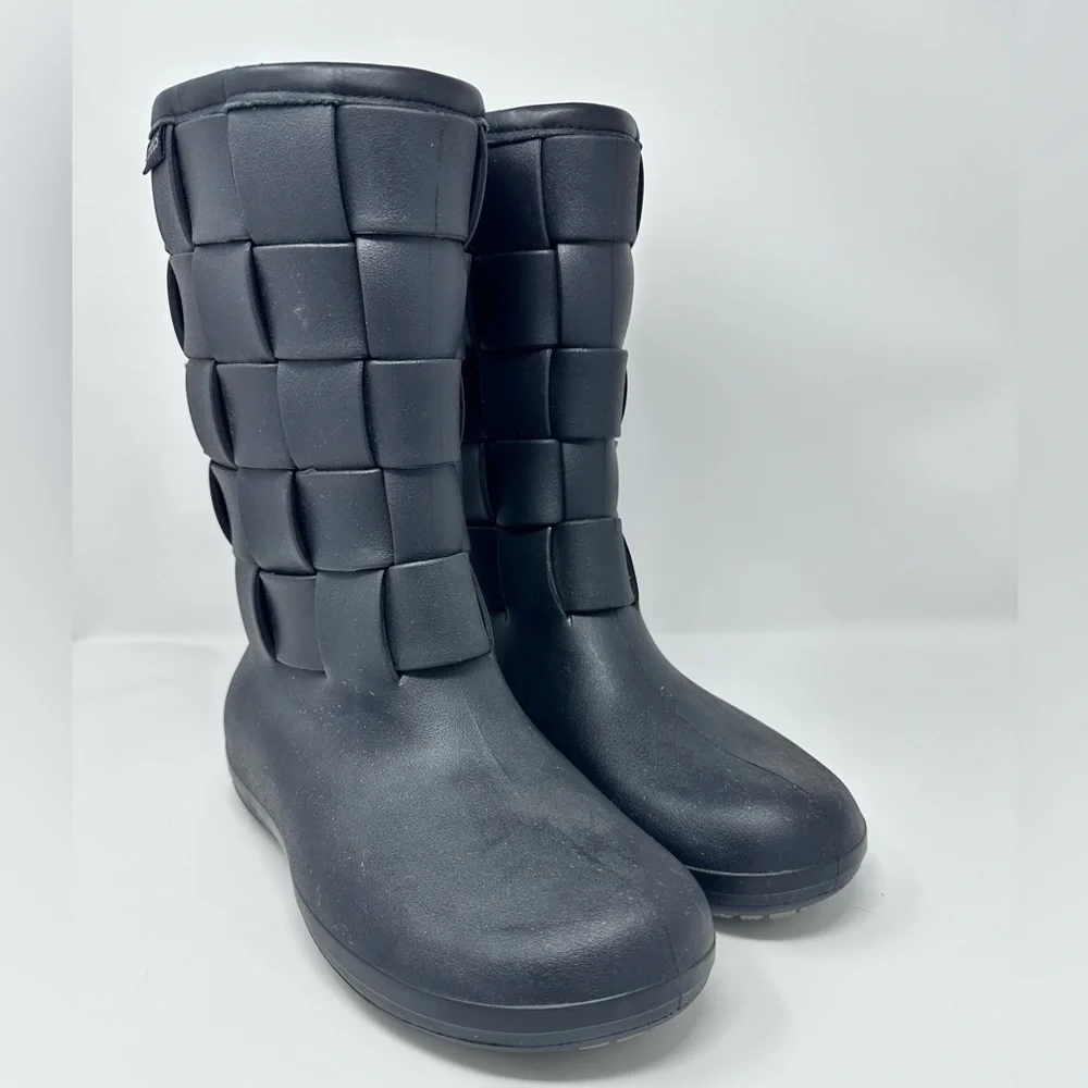 CROCS women’s Stylish Black Quilted Boots size 11